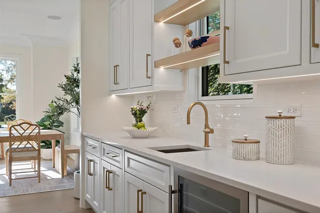 a view of a house with backyard and tree