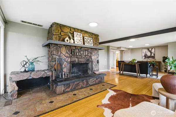 $949,950 | 34216 136th Avenue Southeast, Auburn, WA 98092