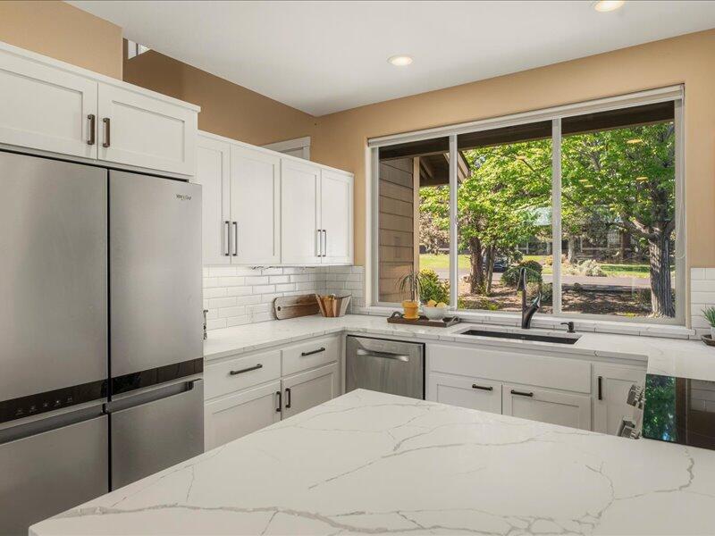 1378 Highland View Loop Redmond, OR 97756 - Photo 17 of 98 18-Kitchen
