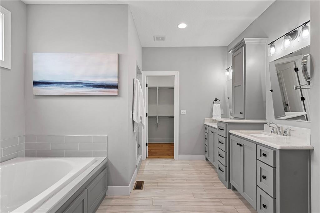 22275 West 98th Terrace Lenexa, KS 66220 - Photo 12 of 41