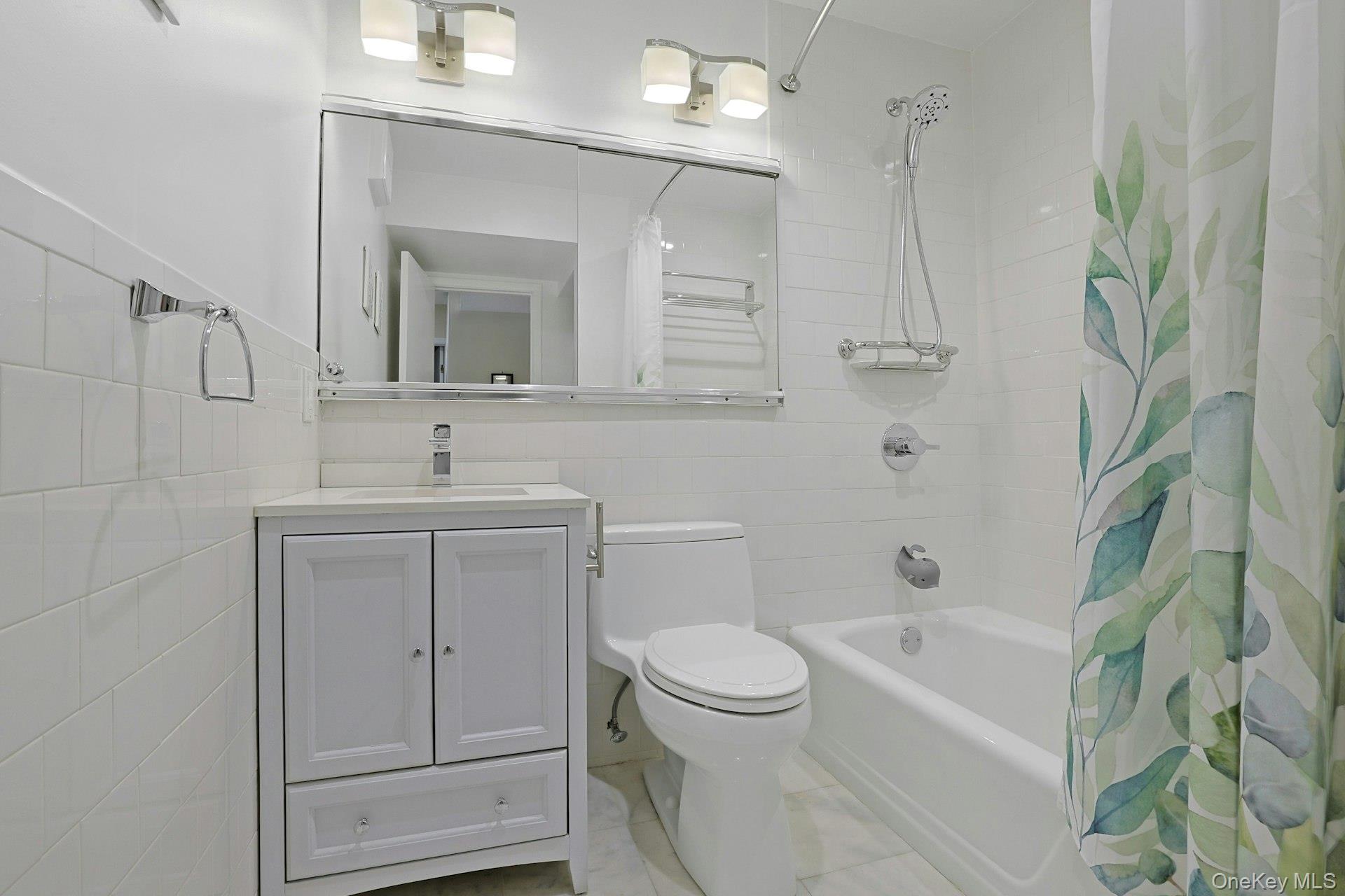 216 Purchase Street, Unit 1F Rye, NY 10580 - Photo 21 of 26 Hallway bath with tub