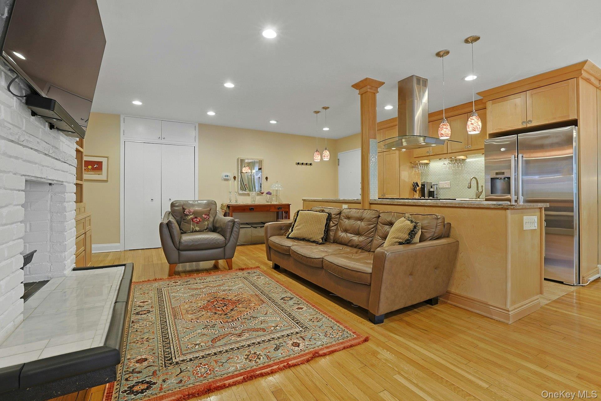 216 Purchase Street, Unit 1F Rye, NY 10580 - Photo 6 of 26 Easy entertaining with great flow!