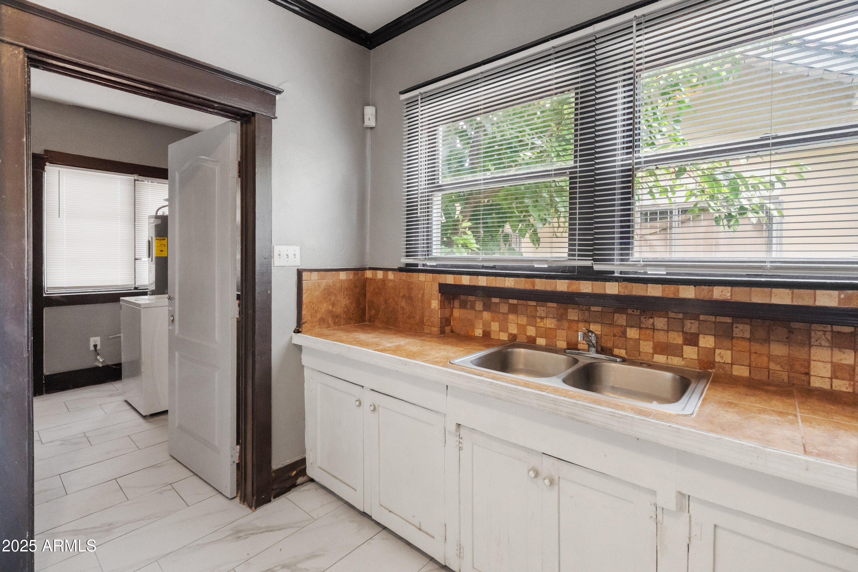 122 North 9th Avenue Phoenix, AZ 85007 - Photo 20 of 43 a bathroom with a sink and a bathtub