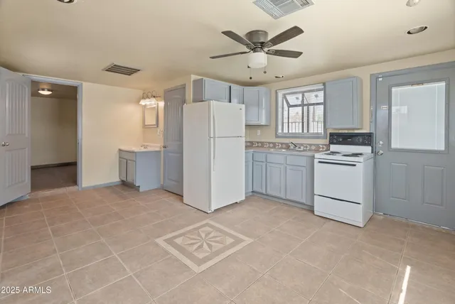 a view of backyard of the house