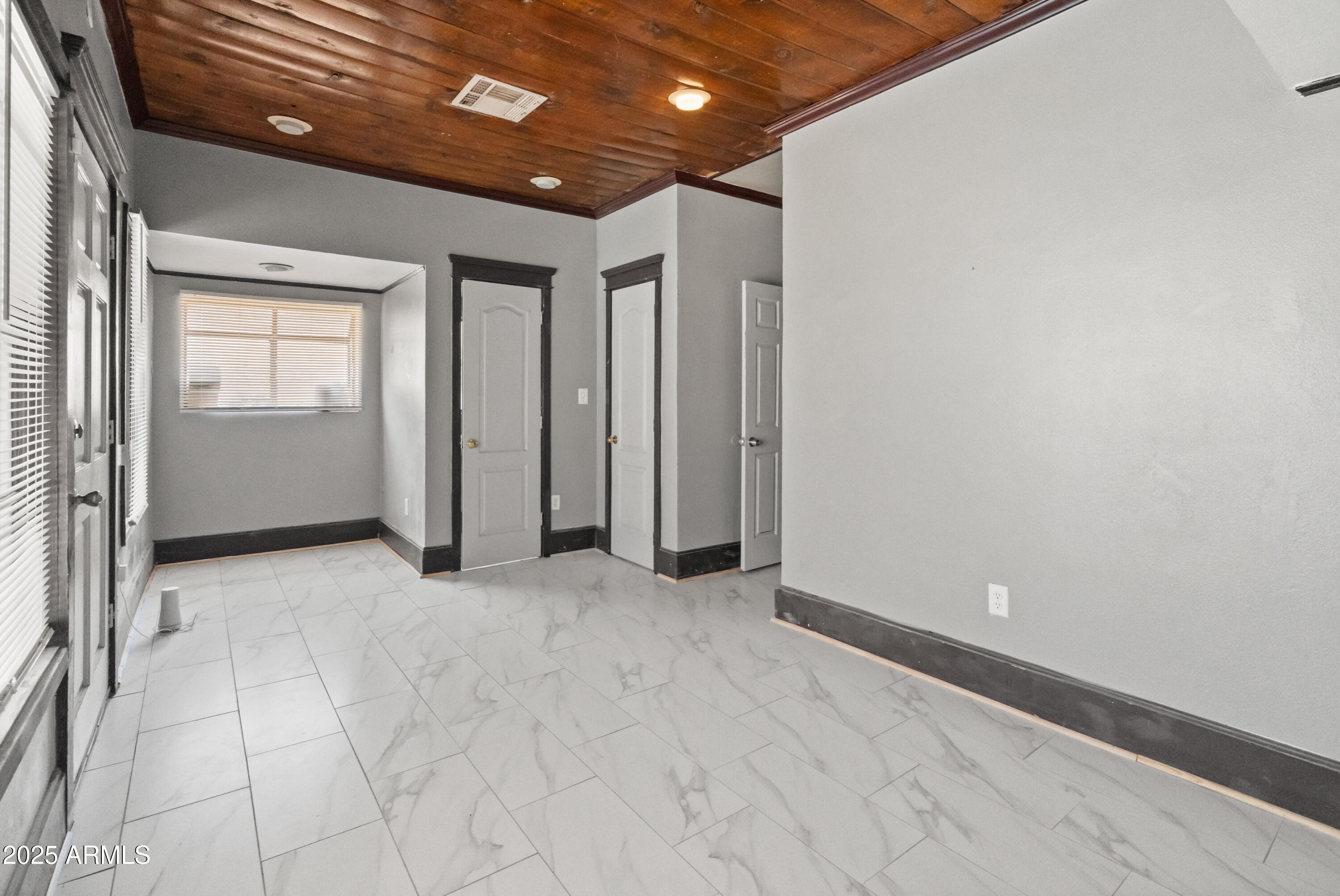 122 North 9th Avenue Phoenix, AZ 85007 - Photo 9 of 43 an empty room with windows