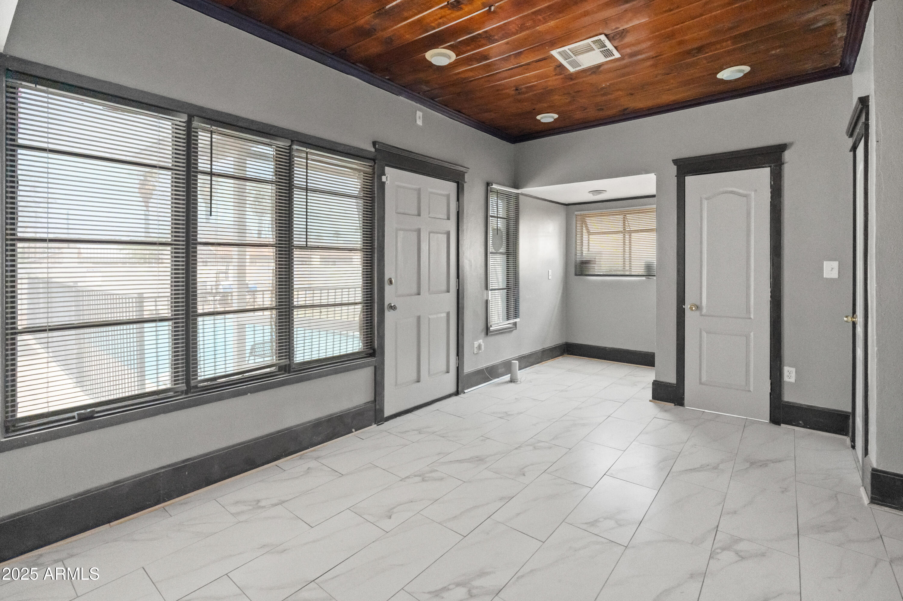 122 North 9th Avenue Phoenix, AZ 85007 - Photo 10 of 43 a view of an empty room with a window