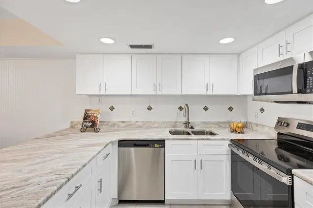 $500,000 | 845 Benjamin Franklin Drive, Unit 104, Sarasota, FL 34236