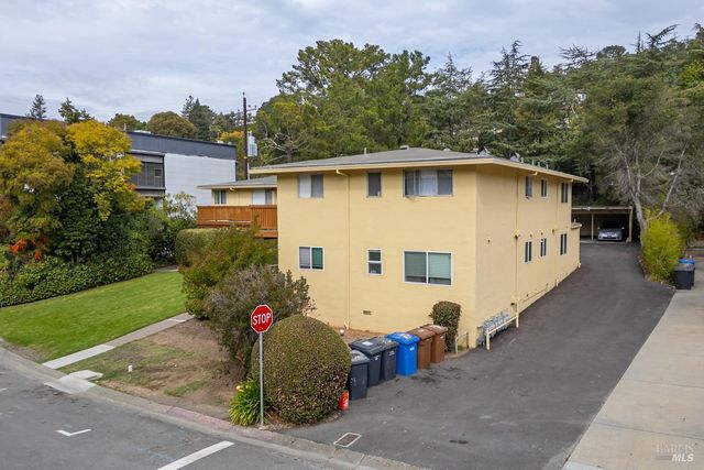 a view of a back yard of the house