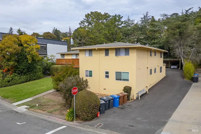 a view of a back yard of the house