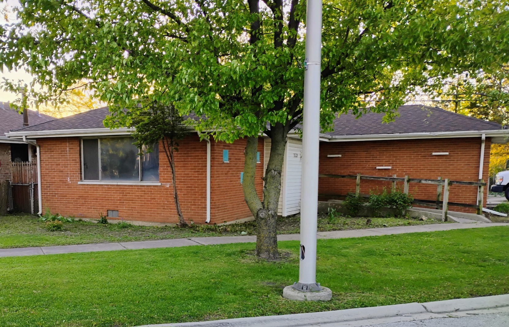 5220 State Road Burbank, IL 60459 - Photo 2 of 3 a view of a backyard with a garden and plants
