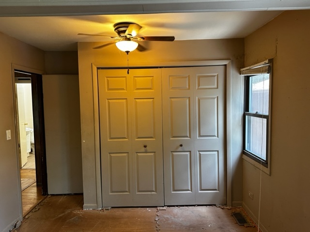 27678 West Stonegate Drive Spring Grove, IL 60081 - Photo 9 of 20 a bathroom with a mirror
