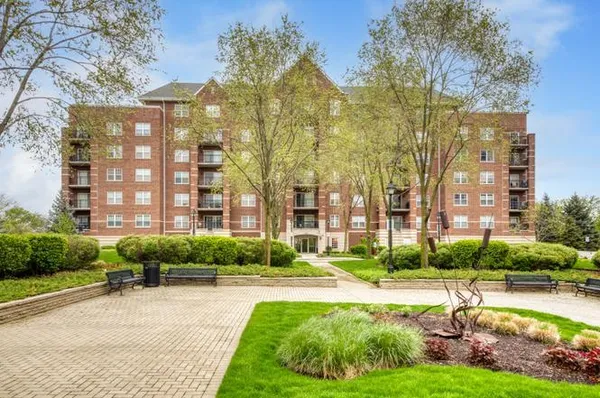 $285,000 | 440 West Mahogany Court, Unit 212, Palatine, IL 60067
