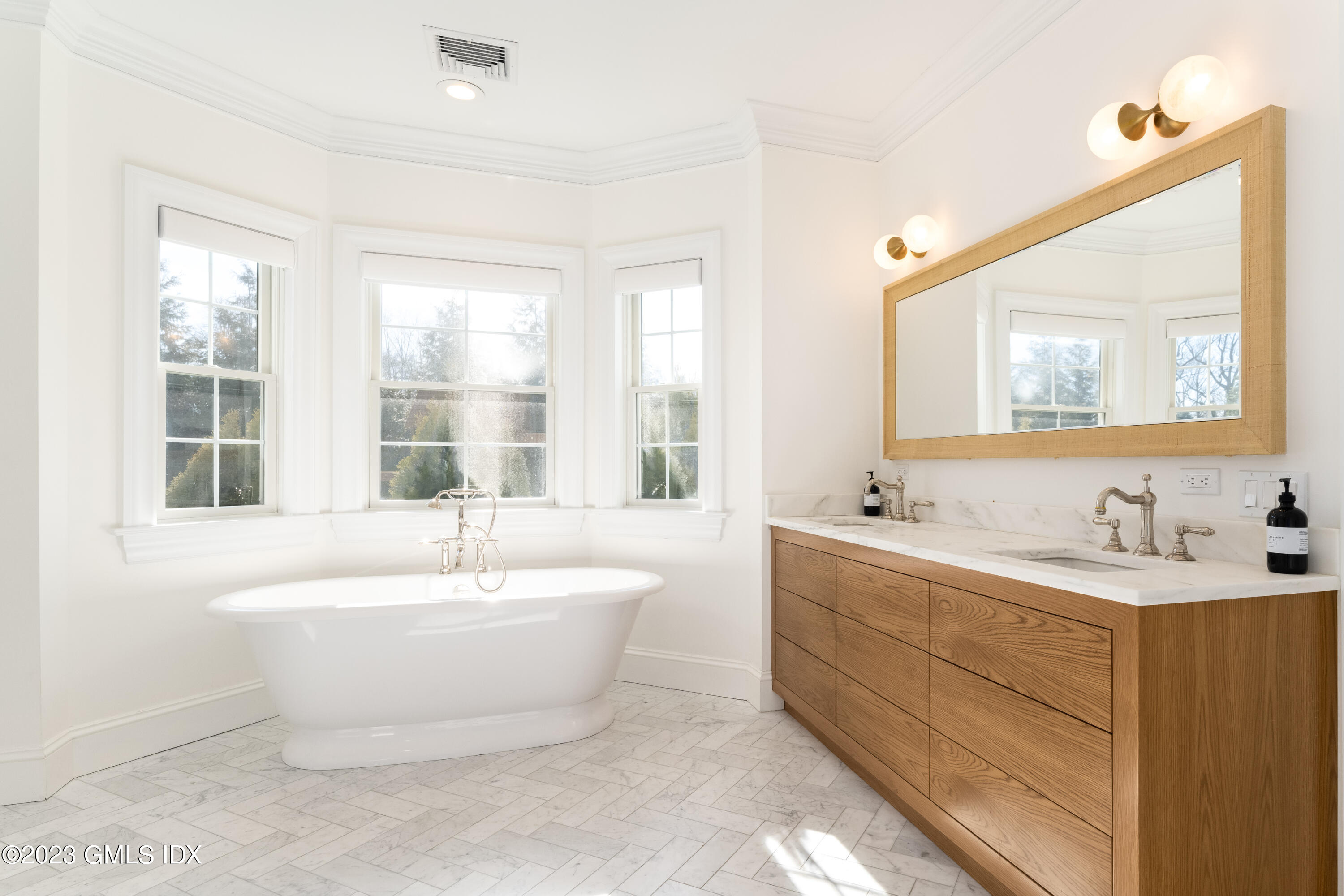 154 Byram Shore Road Greenwich, CT 06830 - Photo 14 of 34 Primary Soaking Tub