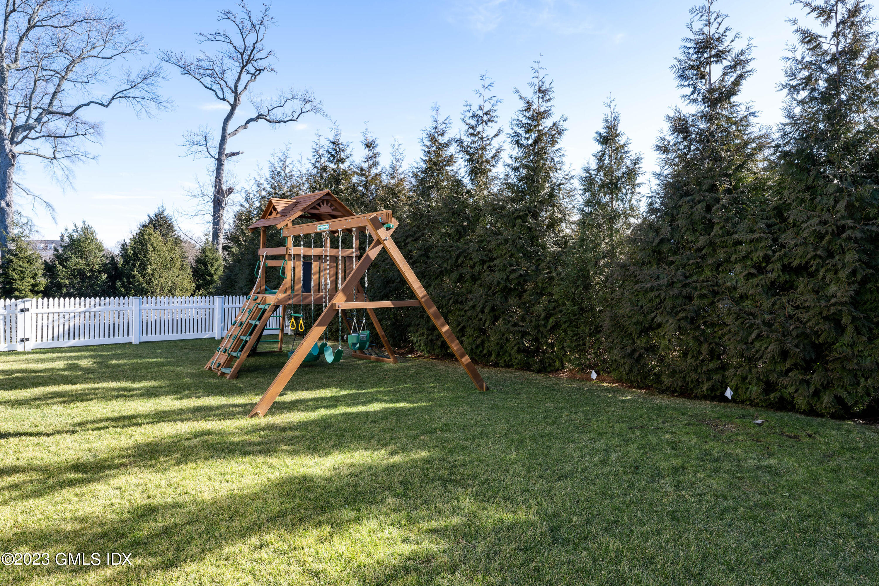 154 Byram Shore Road Greenwich, CT 06830 - Photo 5 of 34 Level Fenced Yard