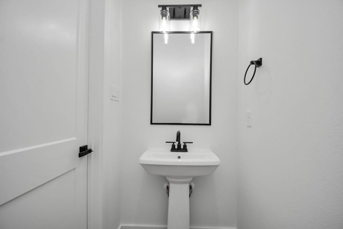 3036 Live Oak Street Houston, TX 77004 - Photo 20 of 35 a bathroom with a sink and mirror