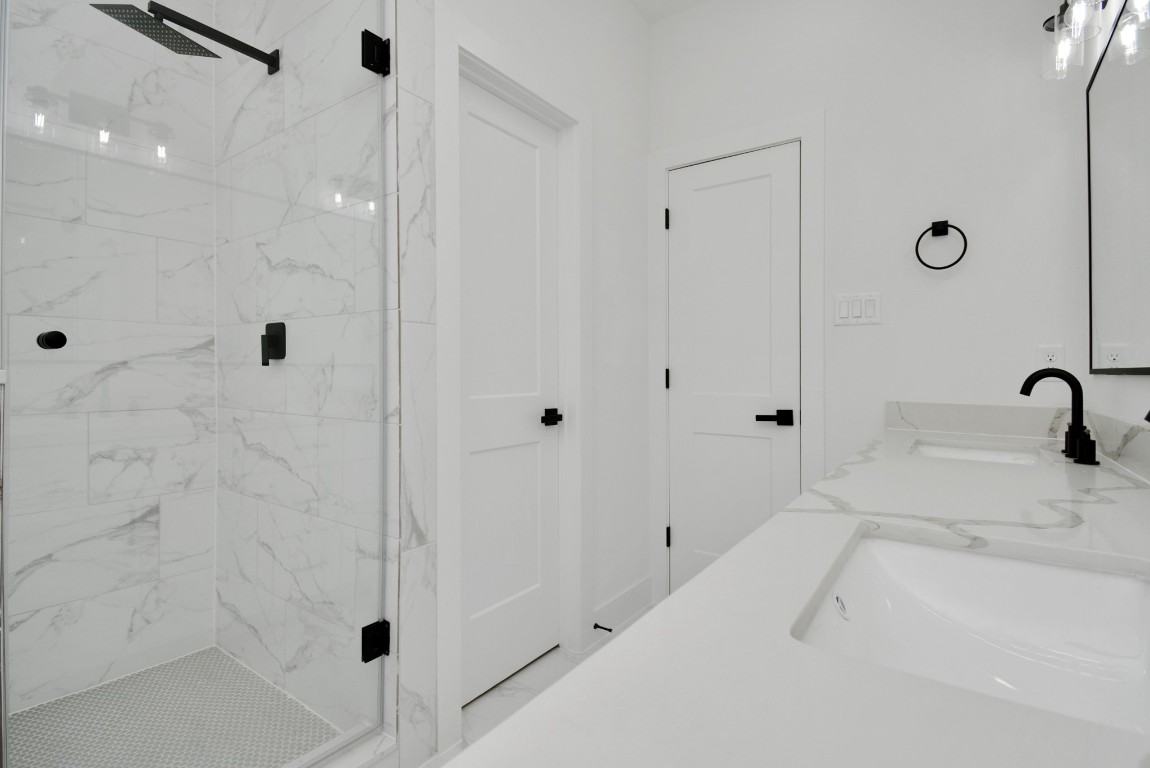 3036 Live Oak Street Houston, TX 77004 - Photo 26 of 35 a bathroom with a bathtub