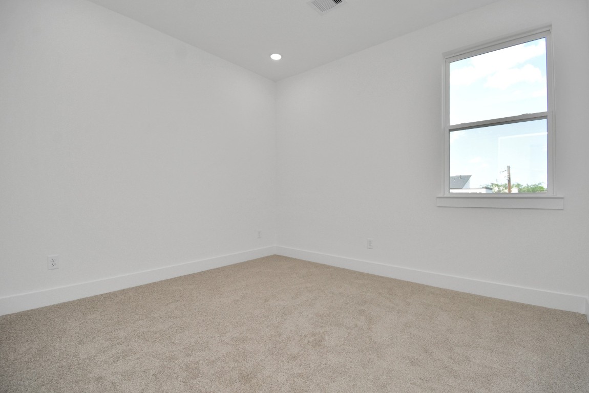 3036 Live Oak Street Houston, TX 77004 - Photo 29 of 35 an empty room with a window