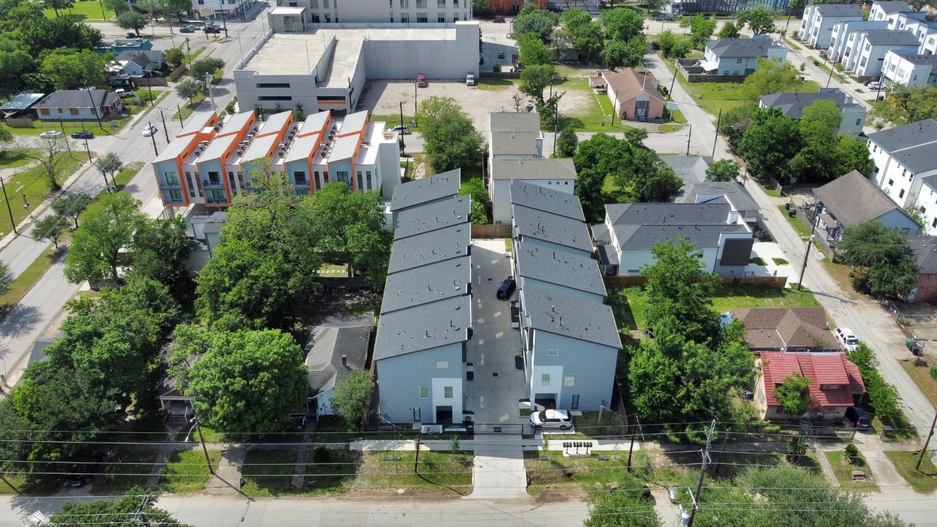 3036 Live Oak Street Houston, TX 77004 - Photo 34 of 35 an aerial view of residential houses with outdoor space and swimming pool