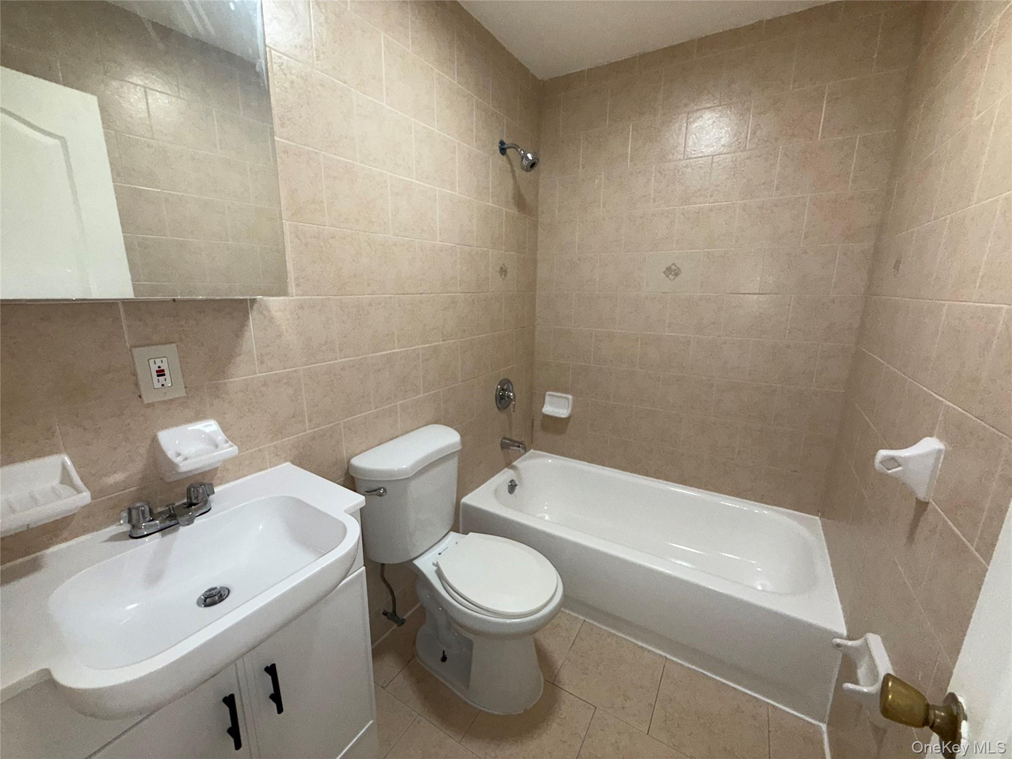 189-26 113th Road, Unit 1 Queens, NY 11412 - Photo 16 of 30 Hall Bathroom