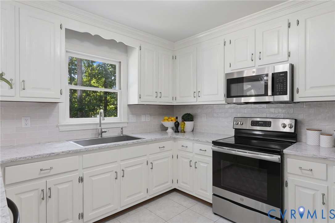 2311 Castle Hill Road Midlothian, VA 23113 - Photo 13 of 39 White shaker-style cabinetry, stainless steel appl