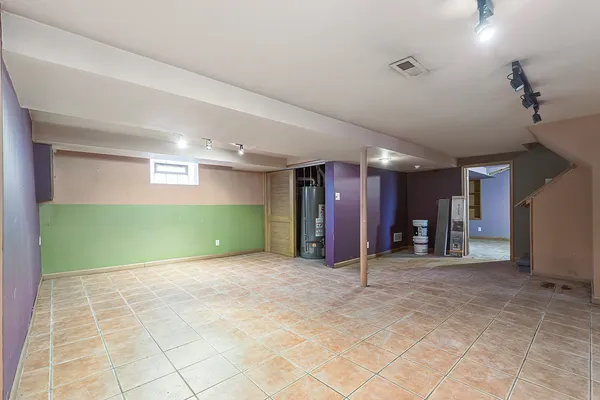 a view of entryway with a front door