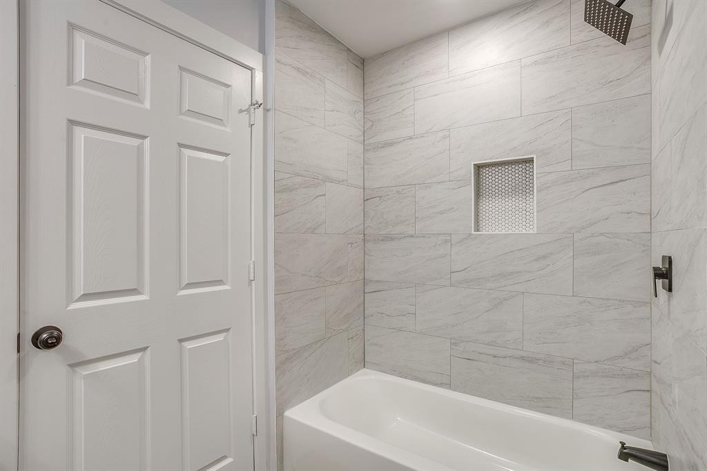 122 Kentucky Street Walnut Springs, TX 76690 - Photo 16 of 18 a bathroom with a white bath tub