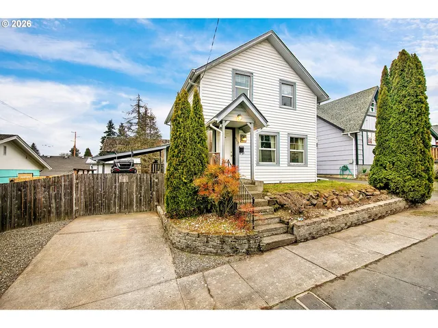 a view of backyard of the house