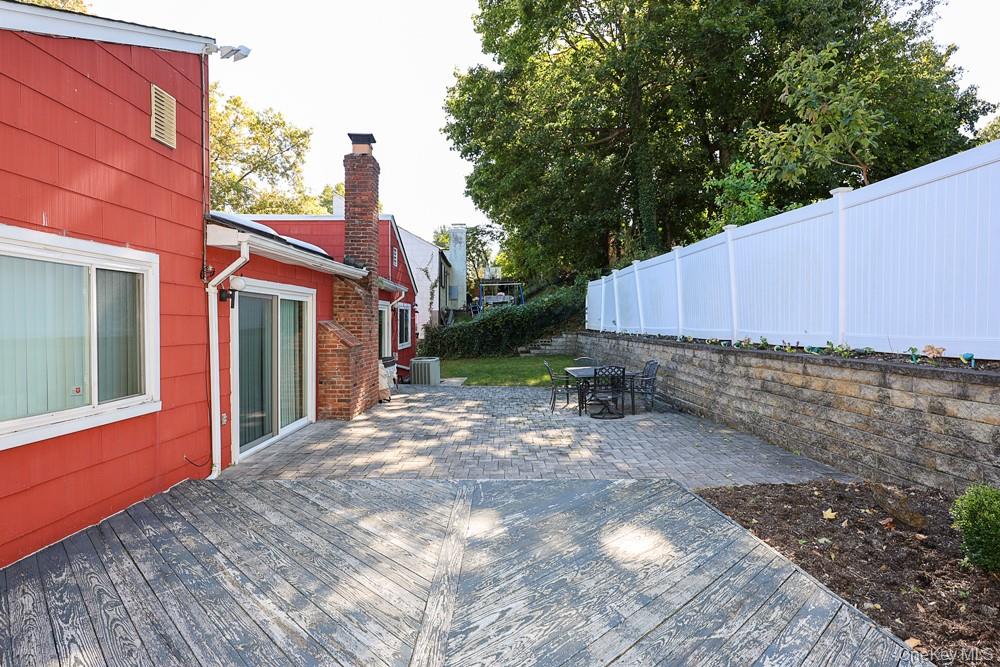 16 Carriage Road Great Neck, NY 11024 - Photo 27 of 35 Gallery Image 27