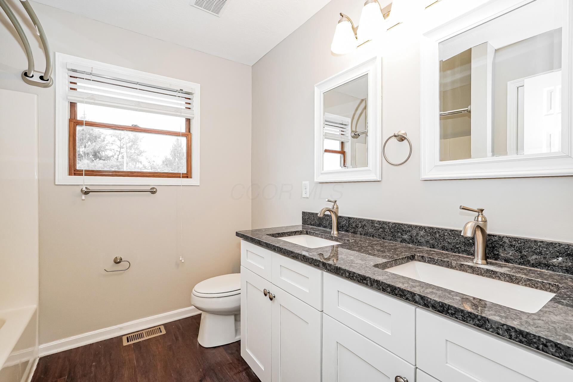 22 Liberty Ridge Avenue Powell, OH 43065 - Photo 11 of 15 11-photo-Main-Bathroom-f183c1c7-0f62-409
