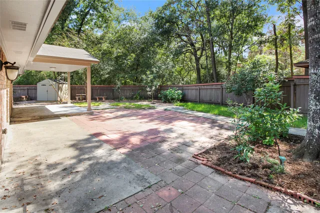 a view of a house with backyard and tree