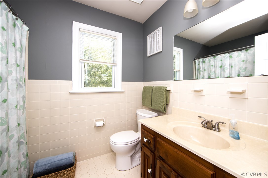 4007 Walters Drive Chester, VA 23831 - Photo 29 of 36 2ND BATH ROOM