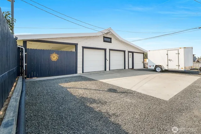 a picture of a room with a floor plan