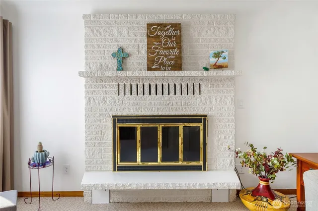 a view of livingroom with furniture
