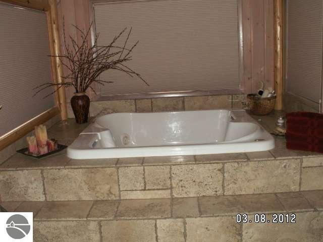 8580 Skegemog Point Road Williamsburg, MI 49690 - Photo 19 of 25 1733973-18.JPG