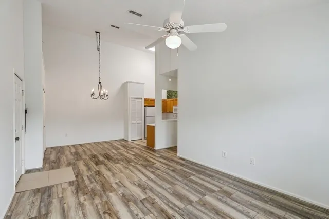 a view of empty room with a ceiling fan