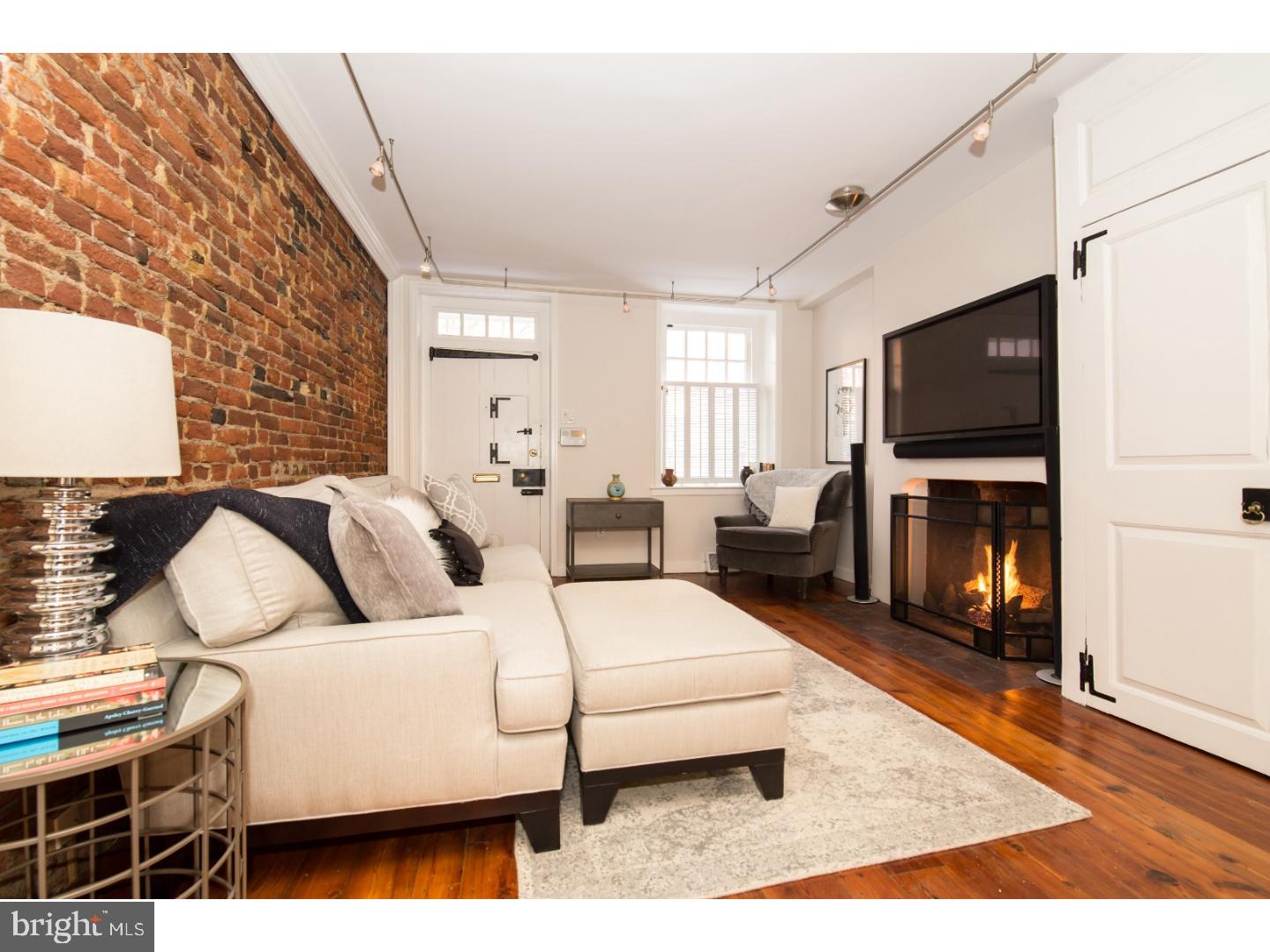 438 Spruce Street Philadelphia, PA 19106 - Photo 5 of 25 Living Room