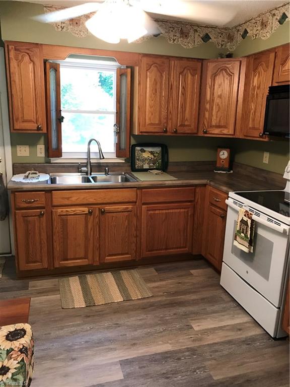 7517 Everson Road Summerfield, NC 27358 - Photo 7 of 15 Kitchen New Laminate