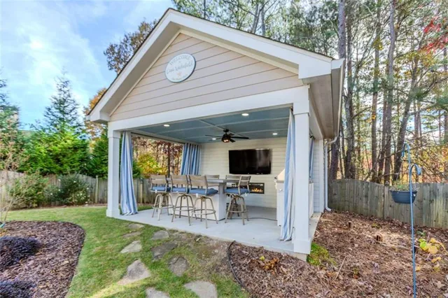 a view of house with backyard porch and furniture