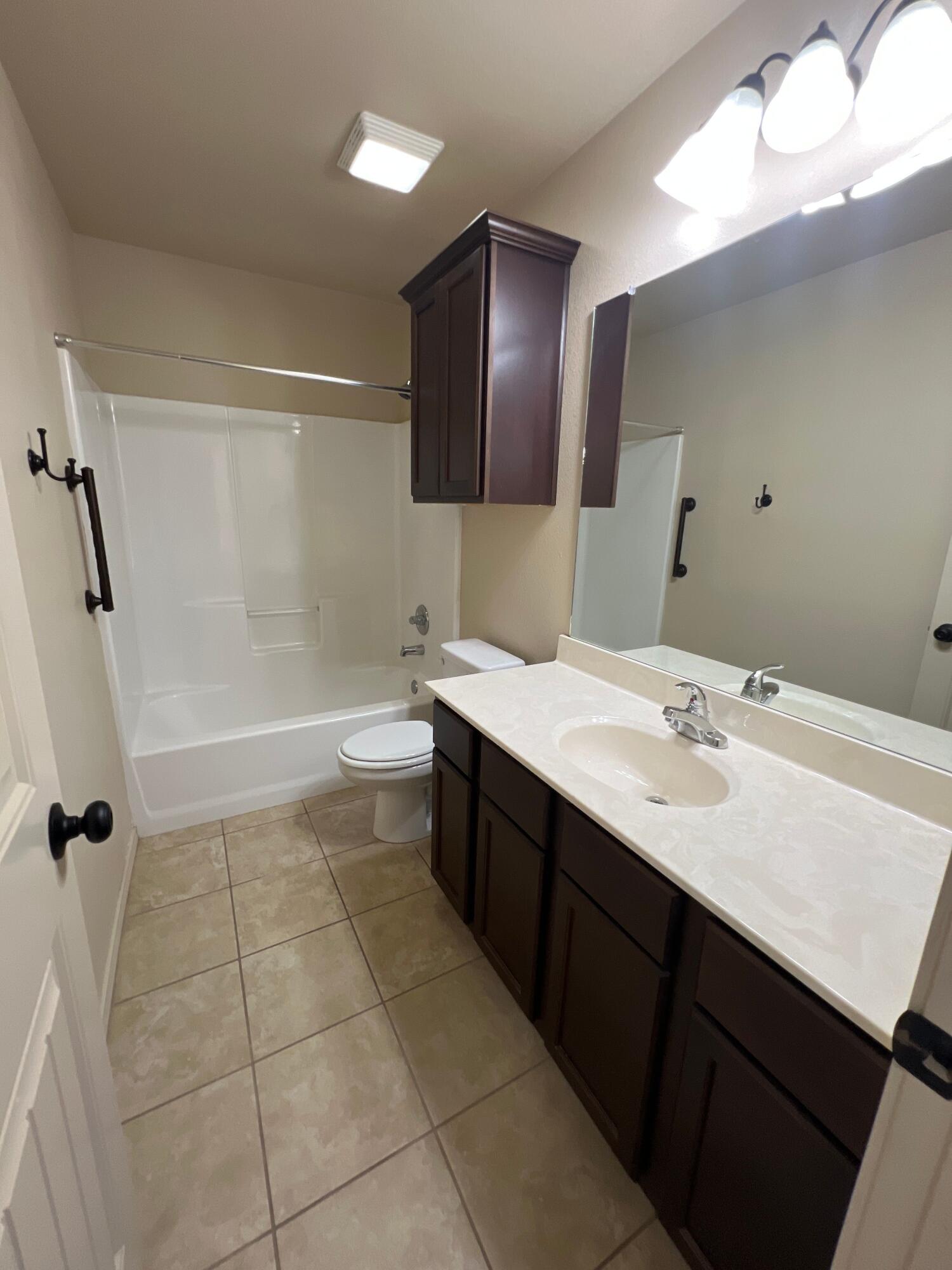 3204 112th Street Lubbock, TX 79423 - Photo 6 of 13 Hall Bath