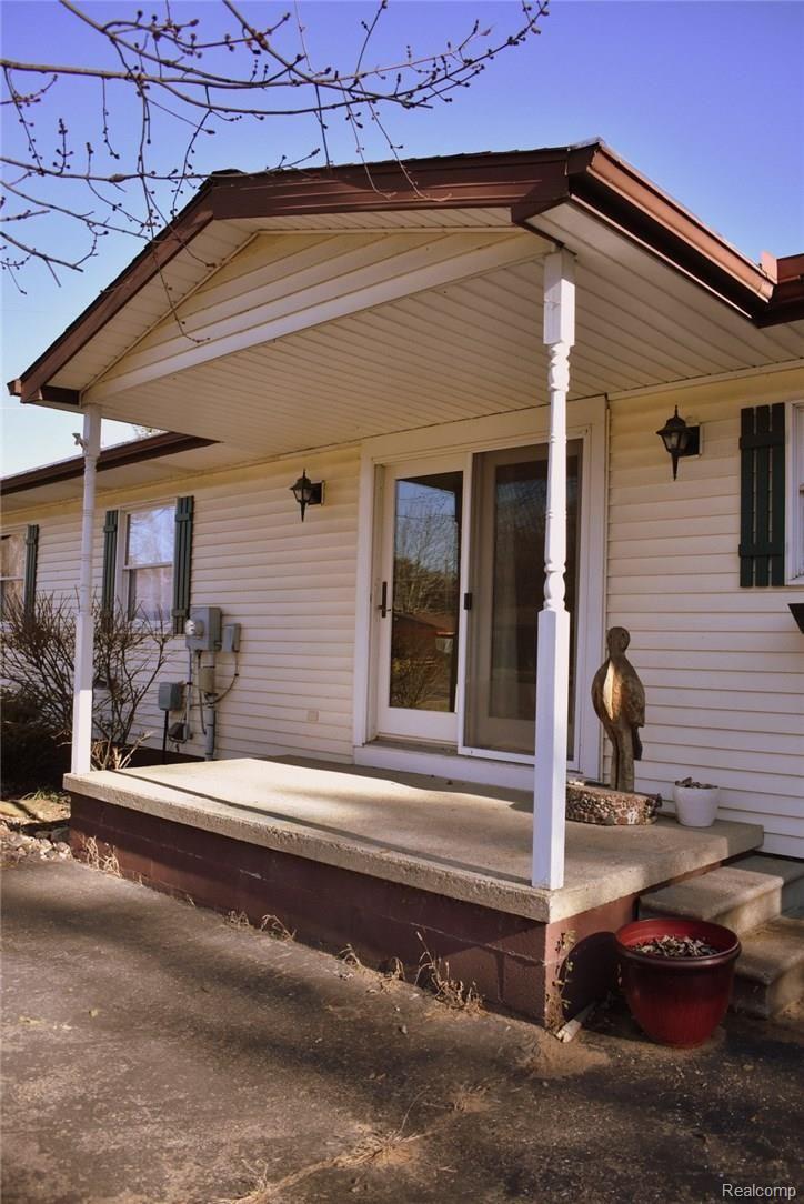 9581 Kress Road Pinckney, MI 48169 - Photo 6 of 25 5 COVERED PORCH.JPG