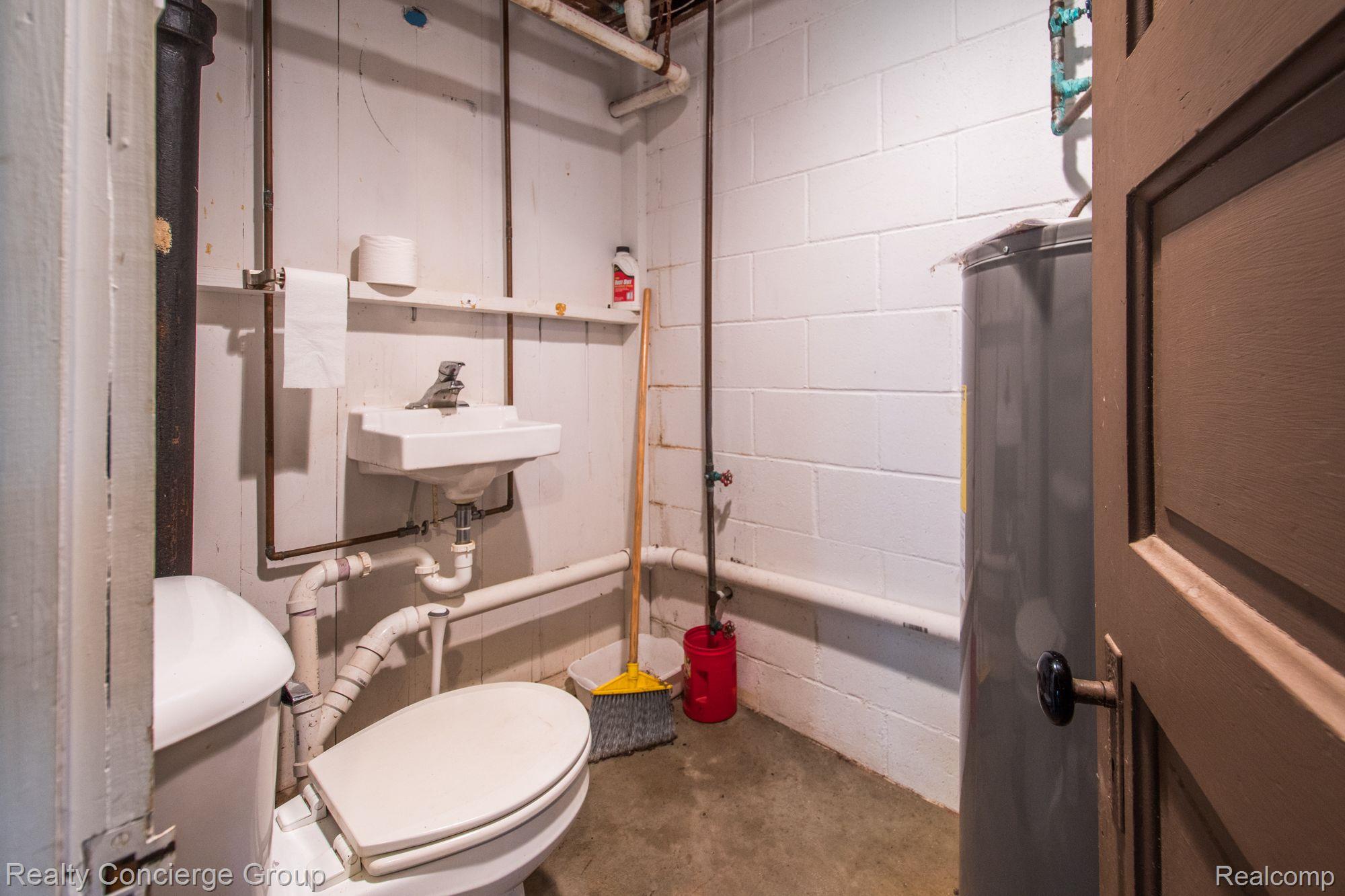 7525 Challis Road Brighton, MI 48116 - Photo 16 of 20 Convenient half bath on lower level