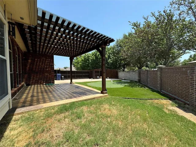 a view of a backyard