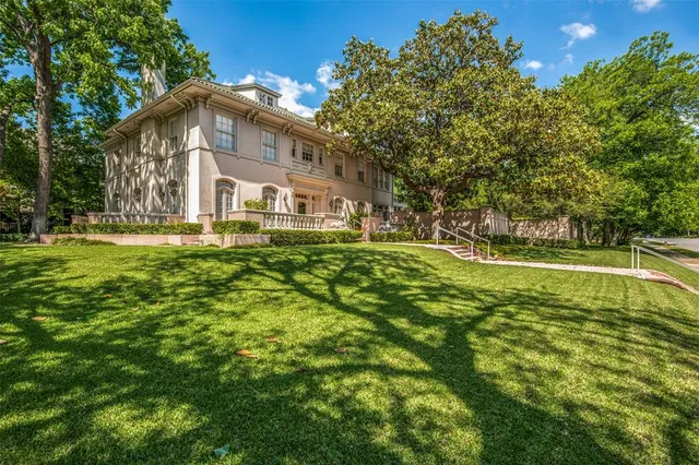 a view of a house with a big yard