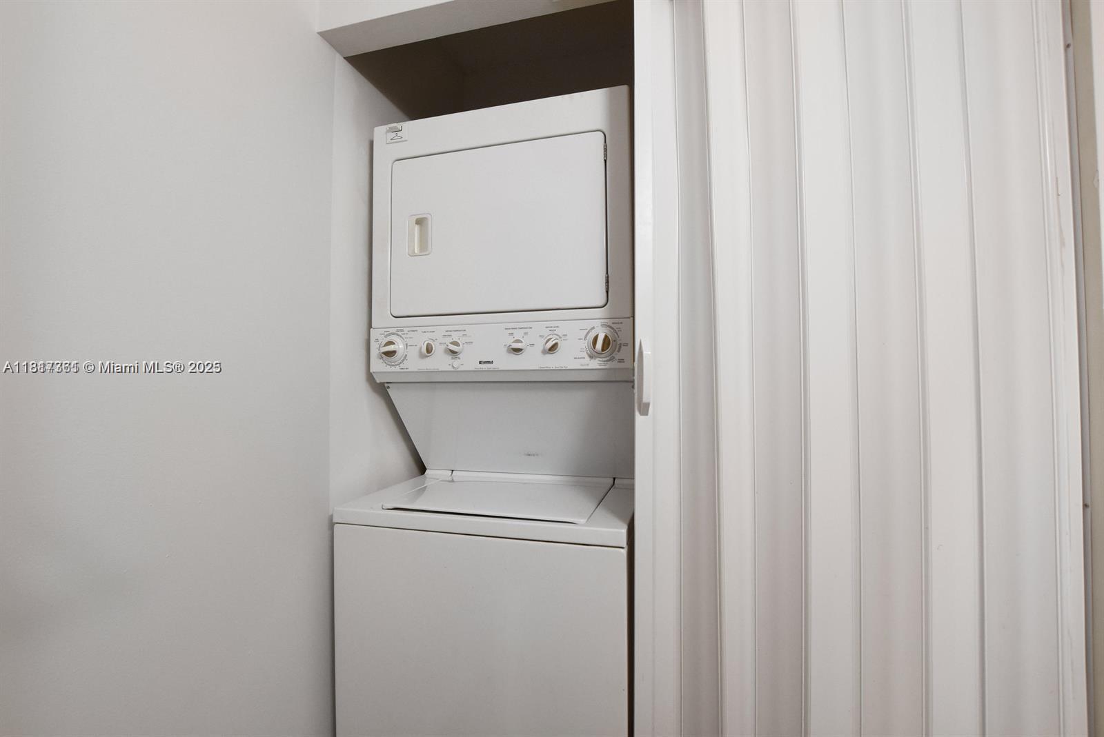 28 Crossings Circle, Unit E Boynton Beach, FL 33435 - Photo 11 of 18 a utility room with dryer and washer