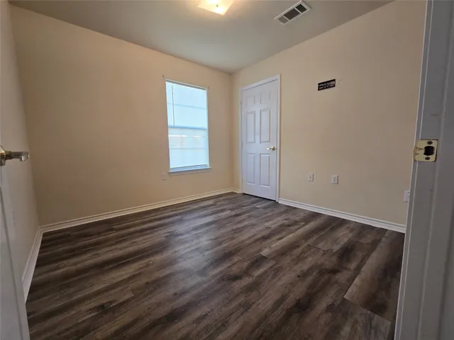 a view of backyard of the house