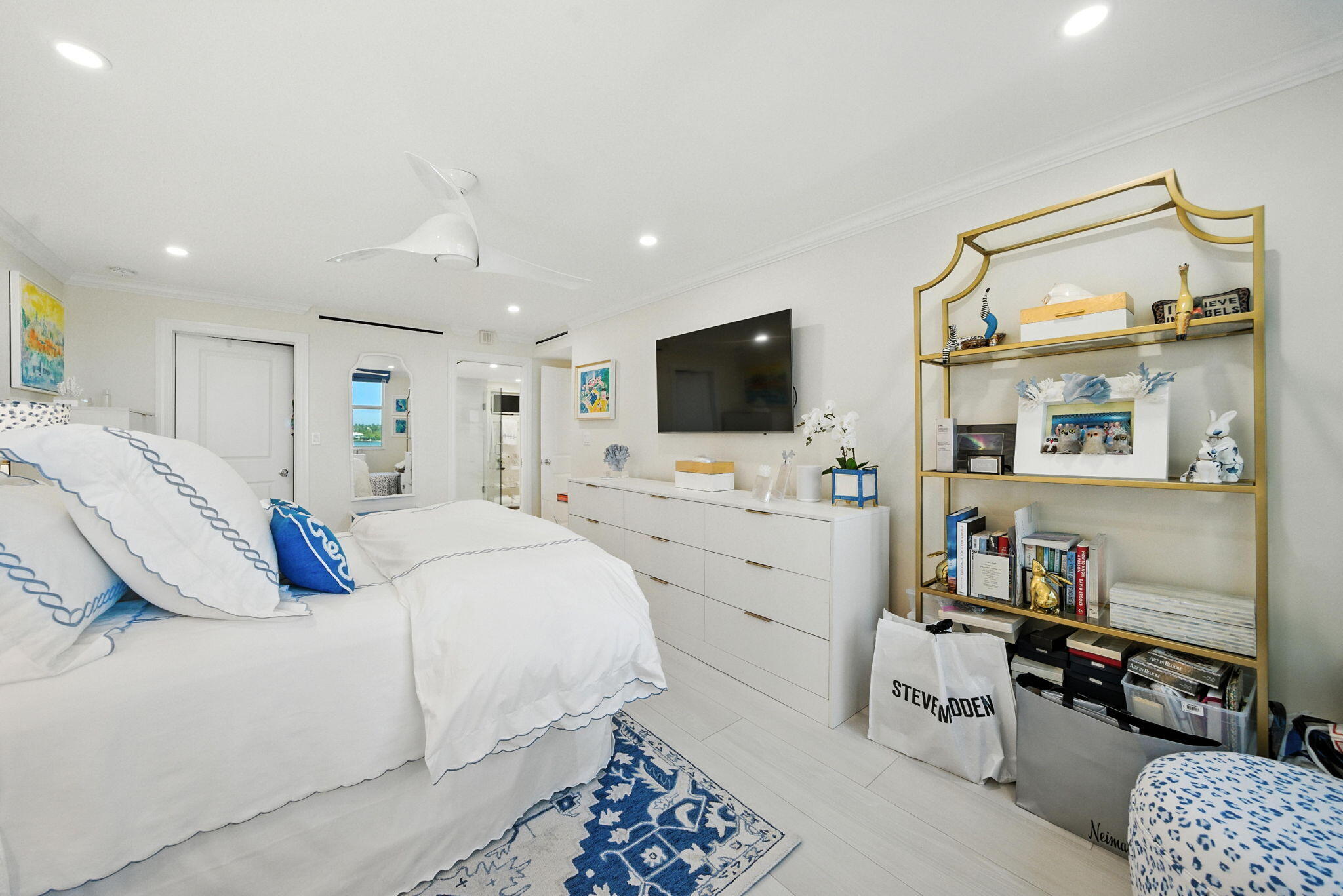 1801 South Flagler Drive, Unit 709 West Palm Beach, FL 33401 - Photo 28 of 39 a living room with furniture and a flat screen tv