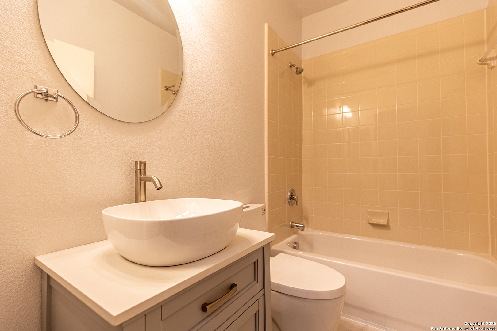 1134 Seven Iron Way San Antonio, TX 78221 - Photo 17 of 33 a bathroom with a toilet a sink and a bathtub