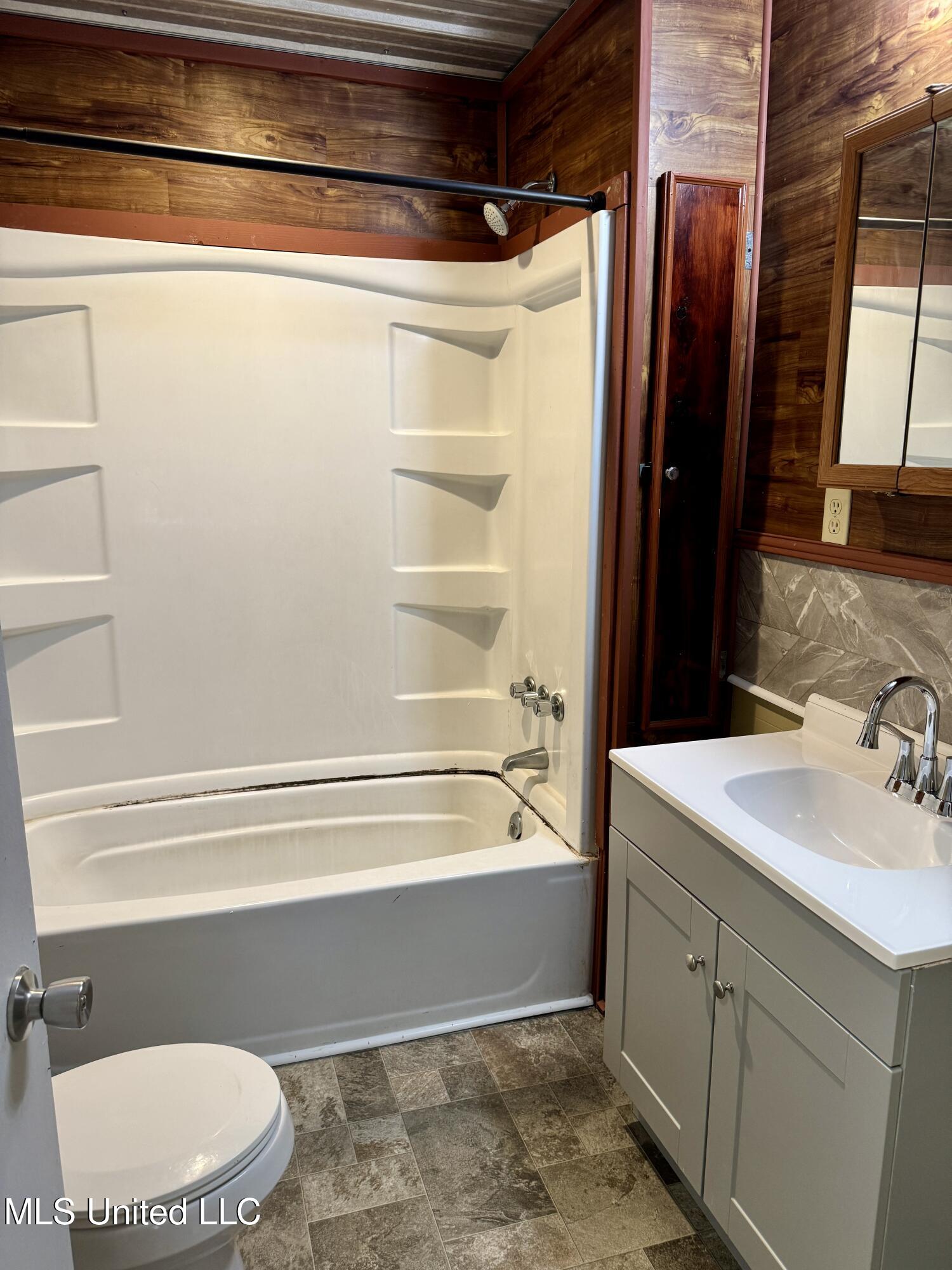 5015 Highway 15 Laurel, MS 39443 - Photo 11 of 60 Main House Bth 1