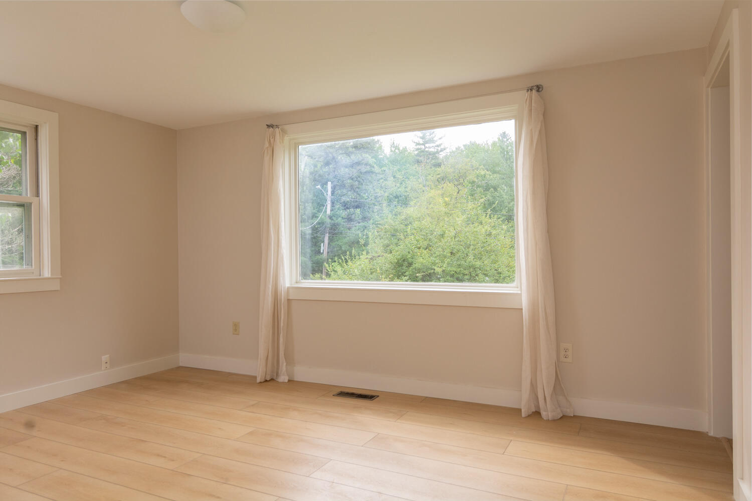 104 Sawyer Road Scarborough, ME 04074 - Photo 11 of 19 Livingroomb