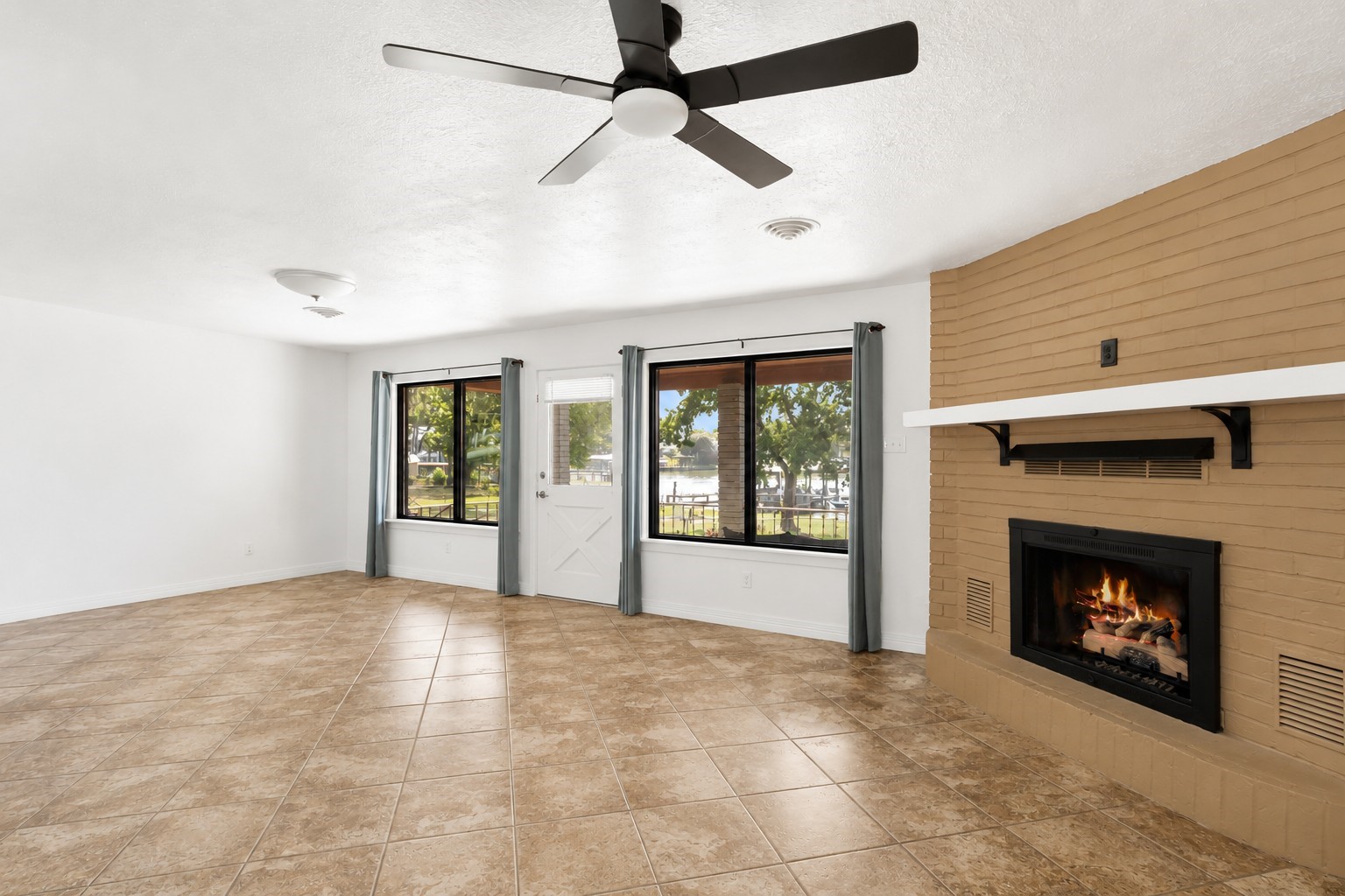 406 Kickapoo Drive Livingston, TX 77351 - Photo 9 of 41 Upper-Level Living Area